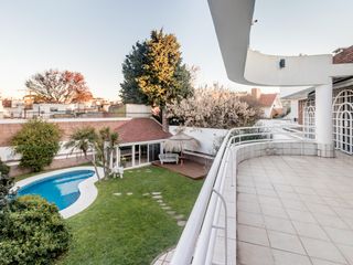 Foto 53 de CASA SOBRE LOTE PROPIO CON JARDIN, PISCINA, SOLARIUM, QUINCHO Y PARRILLA EN VILLA URQUIZA VENTA