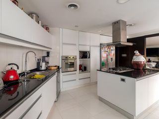 Foto 19 de CASA SOBRE LOTE PROPIO CON JARDIN, PISCINA, SOLARIUM, QUINCHO Y PARRILLA EN VILLA URQUIZA VENTA