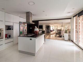 Foto 18 de CASA SOBRE LOTE PROPIO CON JARDIN, PISCINA, SOLARIUM, QUINCHO Y PARRILLA EN VILLA URQUIZA VENTA