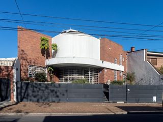 Foto 1 de CASA SOBRE LOTE PROPIO CON JARDIN, PISCINA, SOLARIUM, QUINCHO Y PARRILLA EN VILLA URQUIZA VENTA