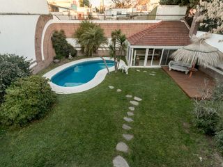 Foto 29 de CASA SOBRE LOTE PROPIO CON JARDIN, PISCINA, SOLARIUM, QUINCHO Y PARRILLA EN VILLA URQUIZA VENTA