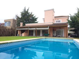 Foto 2 de San Isidro Labrador | Casa con lindísimo terreno a la laguna se vende con amarra incluída