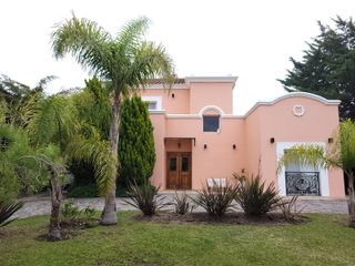 Foto 3 de San Isidro Labrador | Casa con lindísimo terreno a la laguna se vende con amarra incluída