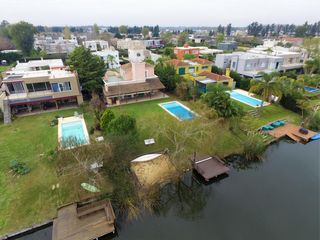 Foto 1 de San Isidro Labrador | Casa con lindísimo terreno a la laguna se vende con amarra incluída