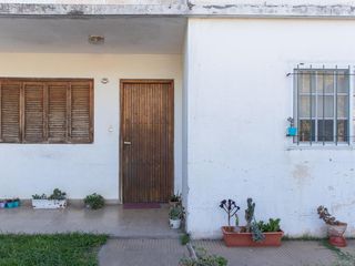 Foto 2 de Casa de dos dormitorios con patio y garage en Lobos