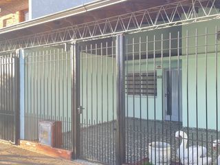 Foto 2 de Casa venta o permuta, Los Hornos, 2 dormitorios, 2 baños, garage, parque, quincho c/parrilla