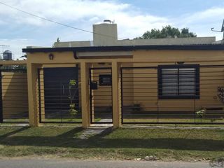 Foto 3 de Casa en venta - 2 dormitorios 1 baño - 200mts2 - Manuel B. Gonnet