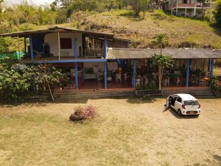 Foto 2 de Paraíso En Calima: Finca Multifacética Con Negocio Incluido