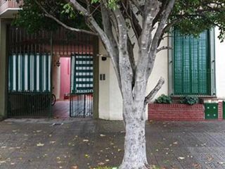 Foto 1 de Casa en  Banfield  de corte antiguo reciclada a nuevo. Ideal dos familias .