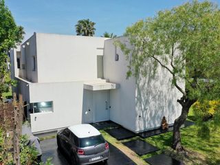Foto 4 de Moderna  Casa al Lago en Venta en Santa Barbara
