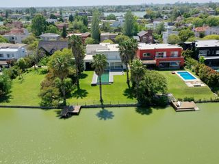 Foto 5 de Moderna  Casa al Lago en Venta en Santa Barbara