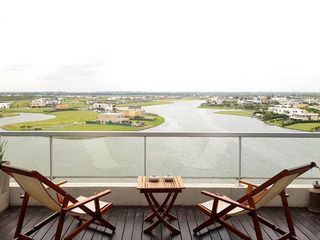 Foto 1 de QBay Golf | Venta| Impresionante 4 dorm. y dependencia con vista al lago central