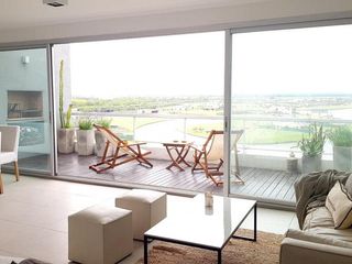 Foto 2 de QBay Golf | Venta| Impresionante 4 dorm. y dependencia con vista al lago central