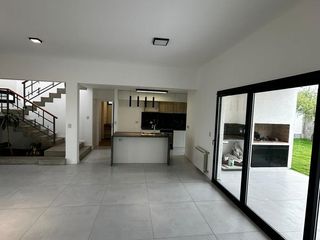 Foto 4 de AMPLIA CASA A ESTRENAR - 3 dormitorios, Sala de estudio - Solares de Manantiales!