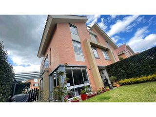 Foto 1 de Amplia casa para venta en Cajicá con zona verde privada.