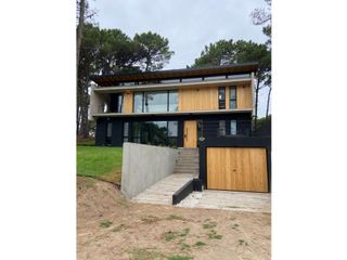 Foto 2 de CASA  MINIMALISTA BARRIO PRIVADO PIONEROS en ALQUILER