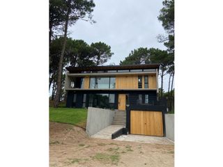 Foto 1 de CASA  MINIMALISTA BARRIO PRIVADO PIONEROS en ALQUILER
