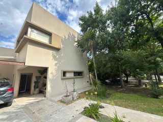 Foto 2 de Casa en ALQUILER en  barrio cerrado Campos de Alvarez; Completísima, construída sobre lote de 930 m2 y 300m2 cubiertos. Piscina de 9x4