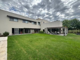 Foto 1 de Casa en ALQUILER en  barrio cerrado Campos de Alvarez; Completísima, construída sobre lote de 930 m2 y 300m2 cubiertos. Piscina de 9x4