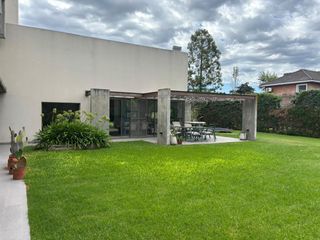 Foto 28 de Casa en ALQUILER en  barrio cerrado Campos de Alvarez; Completísima, construída sobre lote de 930 m2 y 300m2 cubiertos. Piscina de 9x4