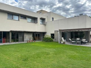 Foto 29 de Casa en ALQUILER en  barrio cerrado Campos de Alvarez; Completísima, construída sobre lote de 930 m2 y 300m2 cubiertos. Piscina de 9x4