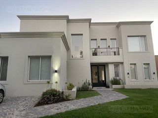 Foto 22 de Impecable casa en Venta y alquiler dos plantas con pileta y espejo de agua PG