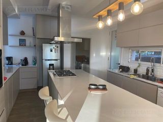 Foto 15 de Impecable casa en Venta y alquiler dos plantas con pileta y espejo de agua PG
