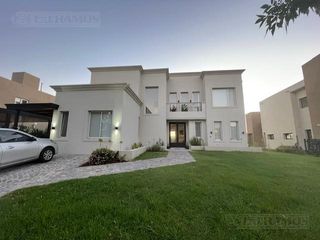 Foto 21 de Impecable casa en Venta y alquiler dos plantas con pileta y espejo de agua PG