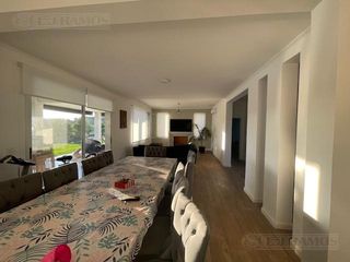 Foto 13 de Impecable casa en Venta y alquiler dos plantas con pileta y espejo de agua PG