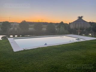 Foto 3 de Impecable casa en Venta y alquiler dos plantas con pileta y espejo de agua PG