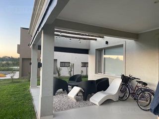 Foto 2 de Impecable casa en Venta y alquiler dos plantas con pileta y espejo de agua PG