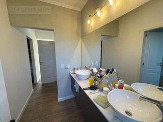 Foto 9 de Impecable casa en Venta y alquiler dos plantas con pileta y espejo de agua PG