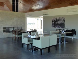 Foto 31 de Impecable casa en Venta y alquiler dos plantas con pileta y espejo de agua PG