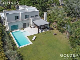 Foto 1 de Casa Moderna en Venta con Doble Bosque en Los Castores - Nordelta