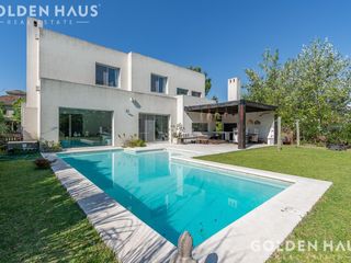 Foto 4 de Casa Moderna en Venta con Doble Bosque en Los Castores - Nordelta