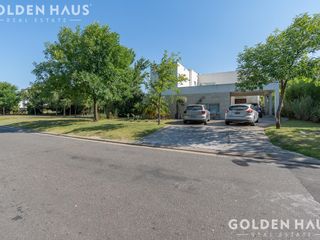 Foto 7 de Casa Moderna en Venta con Doble Bosque en Los Castores - Nordelta