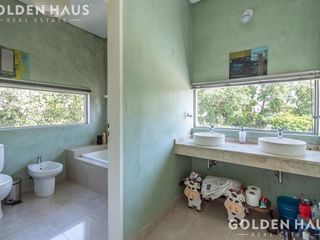 Foto 33 de Casa Moderna en Venta con Doble Bosque en Los Castores - Nordelta