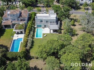 Foto 2 de Casa Moderna en Venta con Doble Bosque en Los Castores - Nordelta