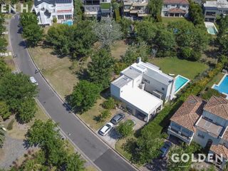 Foto 35 de Casa Moderna en Venta con Doble Bosque en Los Castores - Nordelta