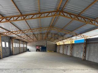 Foto 1 de GALPÓN INDUSTRIAL UBICADO EN ARTERIA COMERCIAL DE MANTA