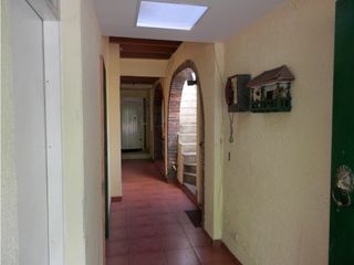 Foto 2 de CASA EN VENTA EN CEDRITOS RENTABLE CON 6 APARTAMENTOS AMOBLADOS