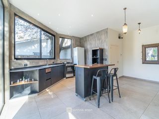 Foto 28 de Venta - 2 casas con gran parque y pileta -  Zona Pompeya