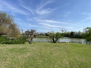 Foto 21 de Casa Pulte en Venta Los Castores Nordelta Vista al Lago Central