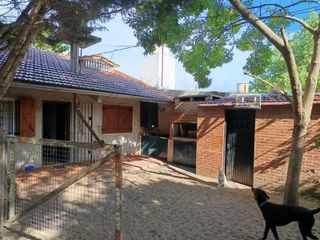 Foto 1 de Casa en venta - 9 Dormitorios 8 Baños - Cocheras - 400Mts2 - Las Toninas