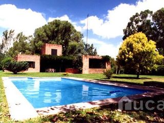 Foto 1 de VENTA | CASA Luminosa con gran Jardin y Pileta | Tronador al 300 Barrio Altavista