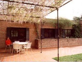 Foto 7 de VENTA | CASA Luminosa con gran Jardin y Pileta | Tronador al 300 Barrio Altavista