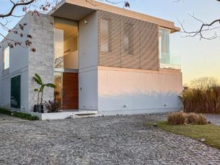 Foto 2 de Espectacular Casa en Venta a La Laguna en El Golf Nordelta  Tigre