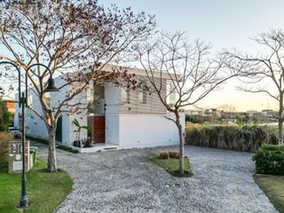 Foto 3 de Espectacular Casa en Venta a La Laguna en El Golf Nordelta  Tigre