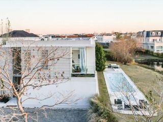 Foto 5 de Espectacular Casa en Venta a La Laguna en El Golf Nordelta  Tigre