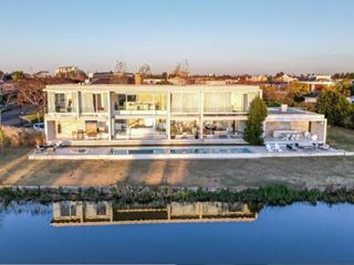 Foto 4 de Espectacular Casa en Venta a La Laguna en El Golf Nordelta  Tigre